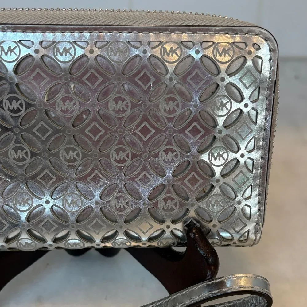 Michael Kors Wallet Leather Jet Set Travel Medium Flower Perforated Metallic